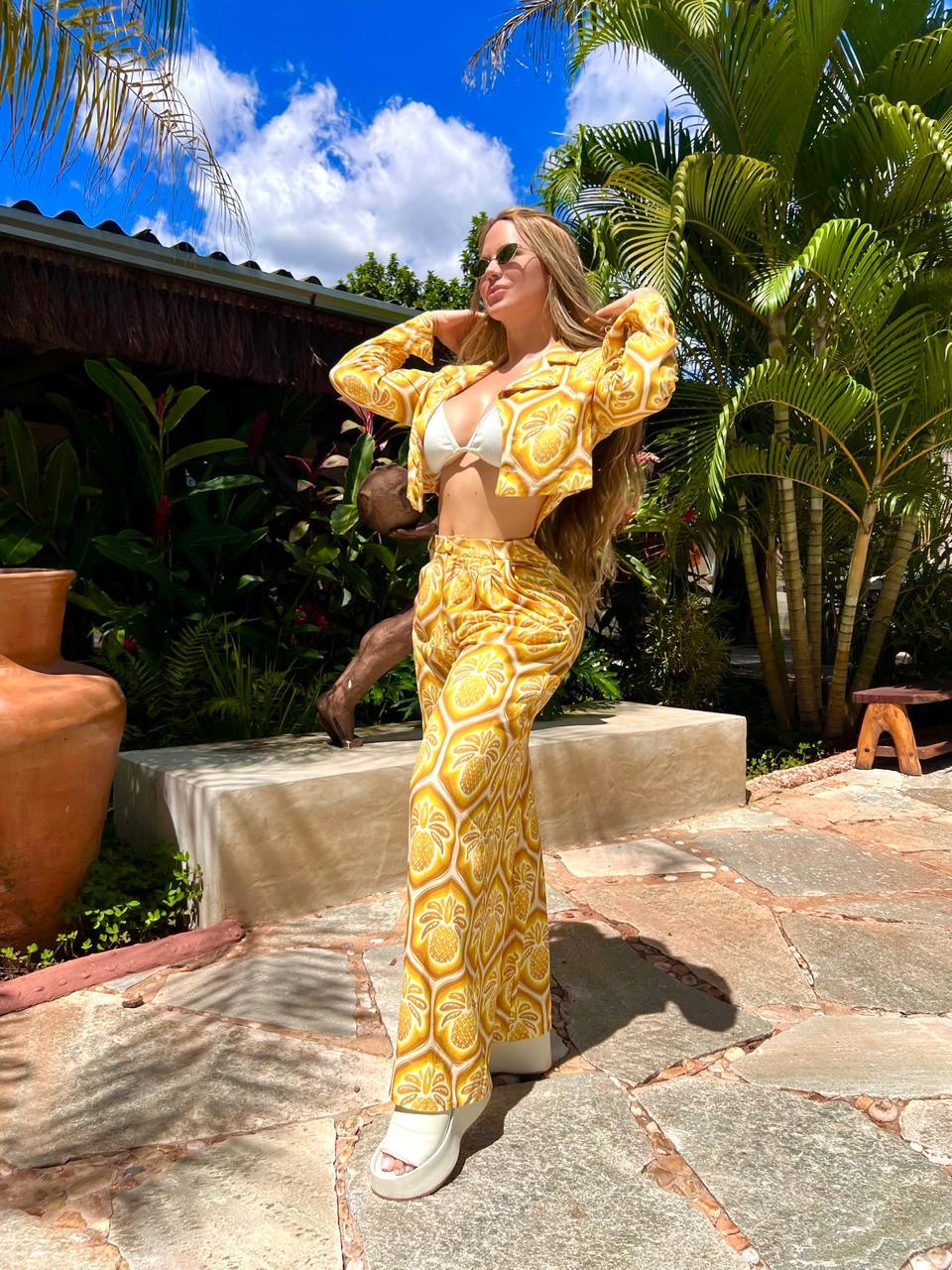 Calça farmabacaxi cobogo em tecido leve, com estampa de abacaxi, modelo casual para looks descontraídos.