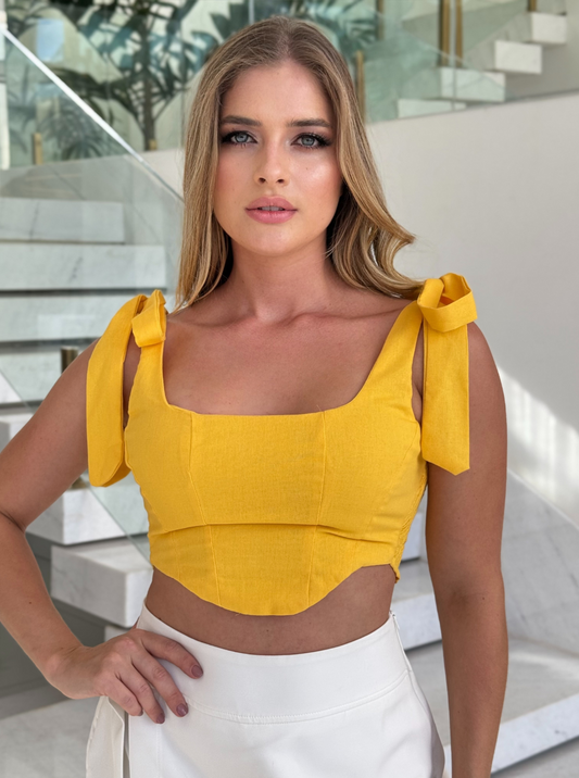 Cropped Amarelo FARM featuring a vibrant yellow design, short sleeves, and a relaxed fit for casual style.