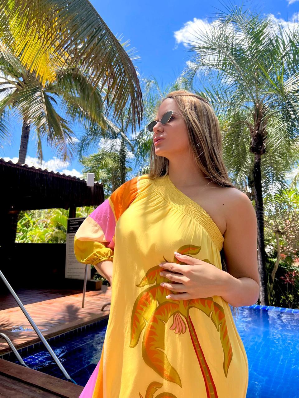 Vestido longo Abacatuá da Farm, com estampa colorida e estilo fluido, para looks elegantes e confortáveis.