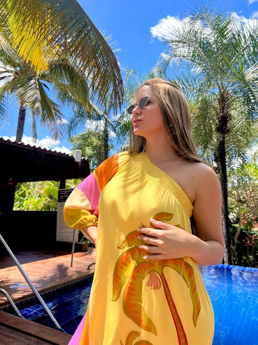 Vestido longo Abacatuá da Farm, com estampa colorida e estilo fluido, para looks elegantes e confortáveis.