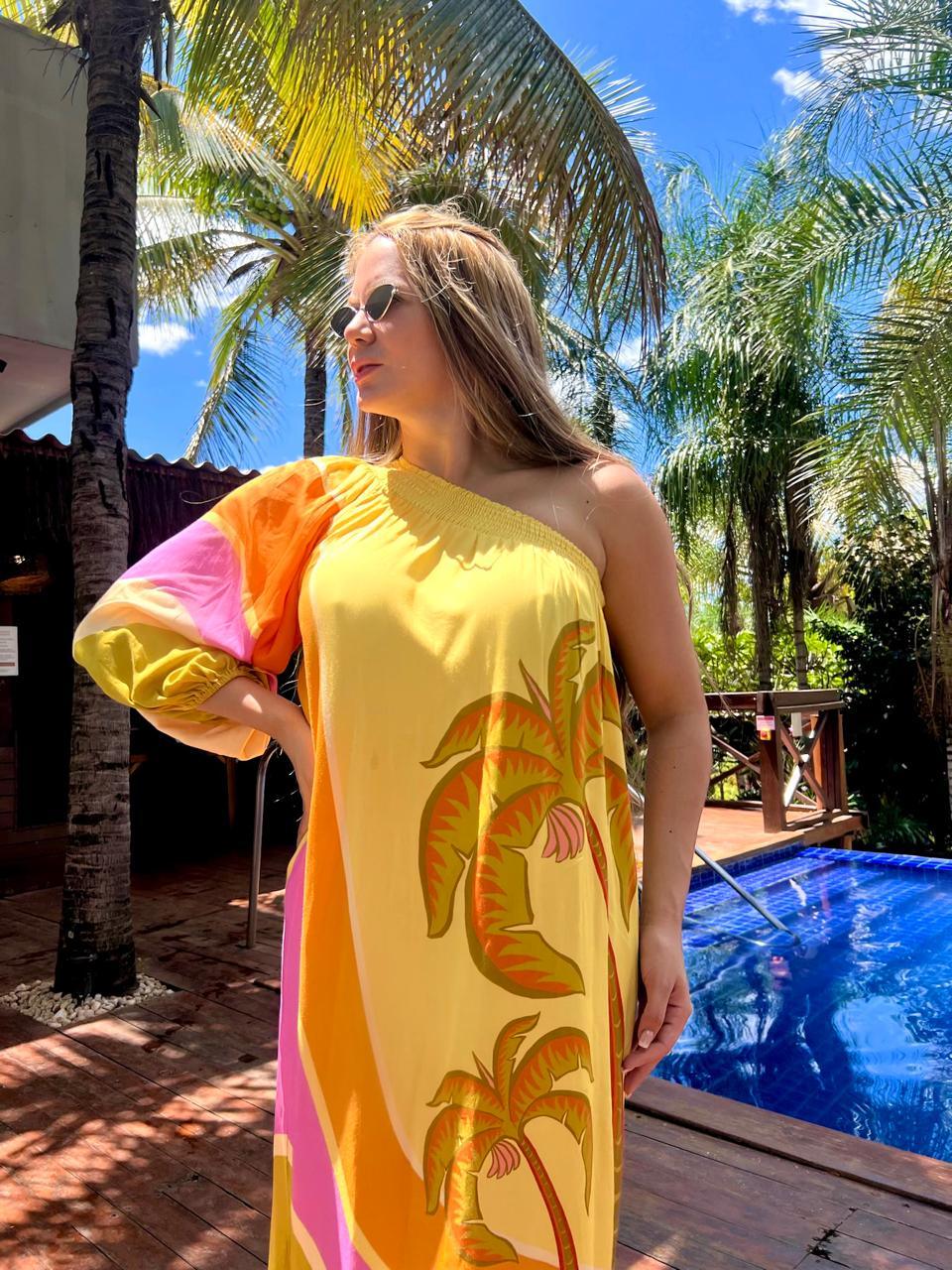 Vestido longo Farm Abacatuã com estampa floral, tecido leve e detalhes delicados, ideal para looks elegantes e confortáveis