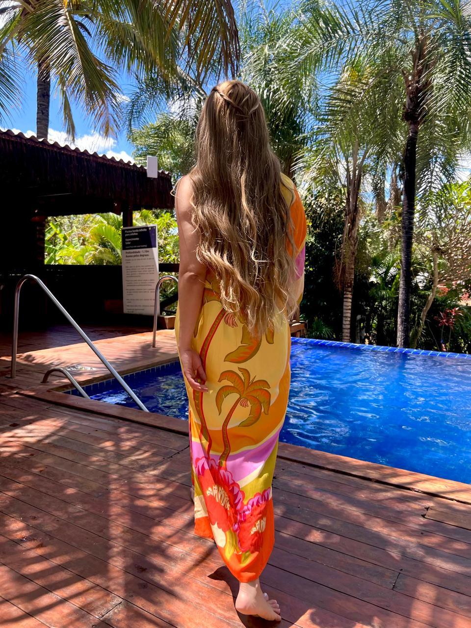 Vestido longo Farm Abacatuá, com estampa floral, tecido leve e detalhes delicados, ideal para ocasiões especiais.