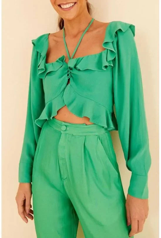 Blusa cropped verde da FARM com babado e amarração, estilo casual e feminino, para looks modernos e confortáveis.