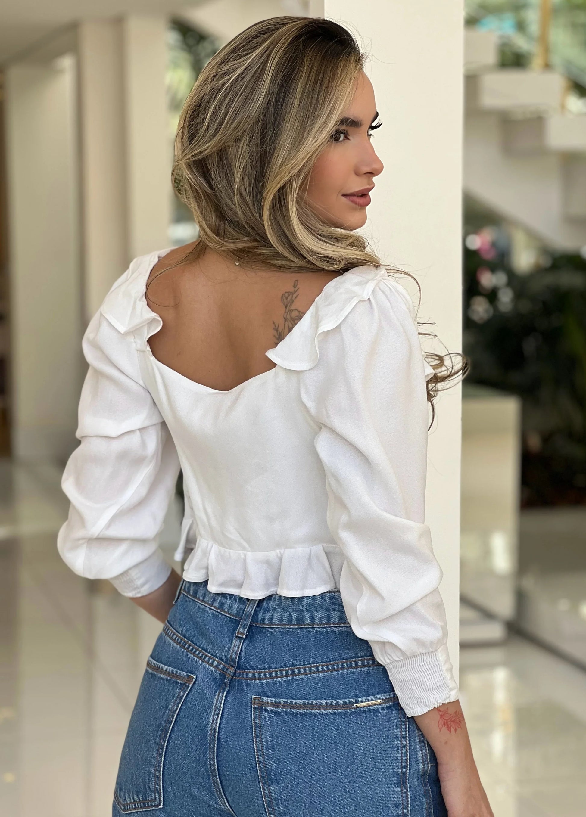 Blusa cropped verde com babado e amarração da FARM, vista frontal, detalhe de design elegante e estilo casual.