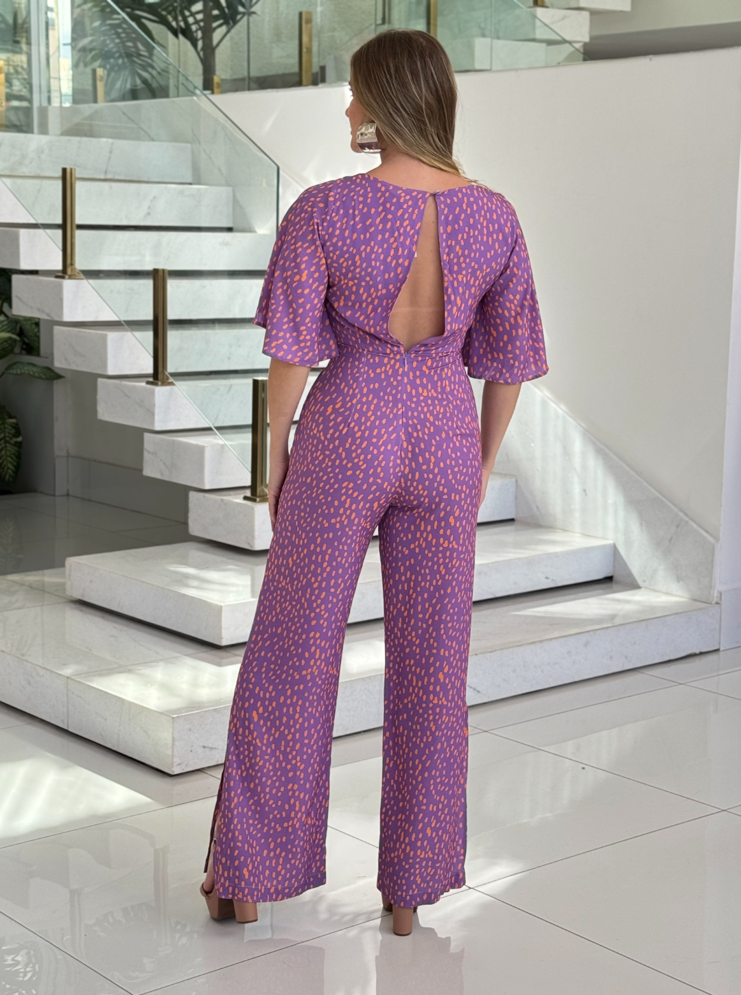Macacão feminino Farm de onça roxa, peça confortável e estilosa, com estampa animal print em tecido leve.