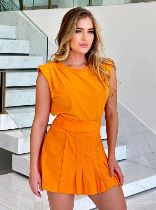 Saia laranja da Farm, estilo casual, com comprimento curto, feita de tecido leve, exibida em fundo branco.
