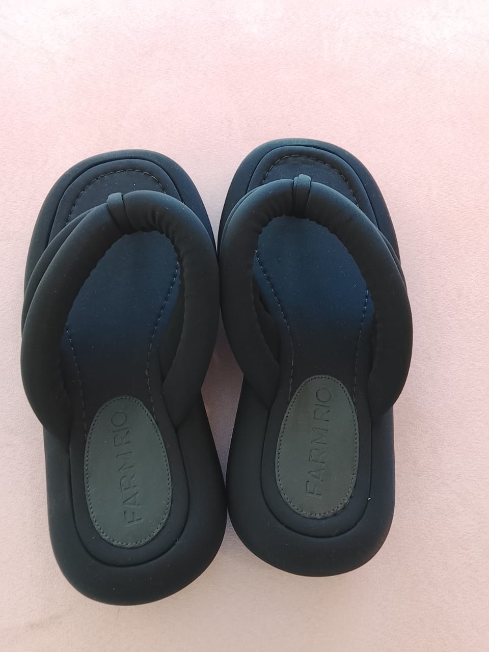 Sandália flat Farm Gabby, chinelo confortável de forma plana, com tiras e detalhes em couro.