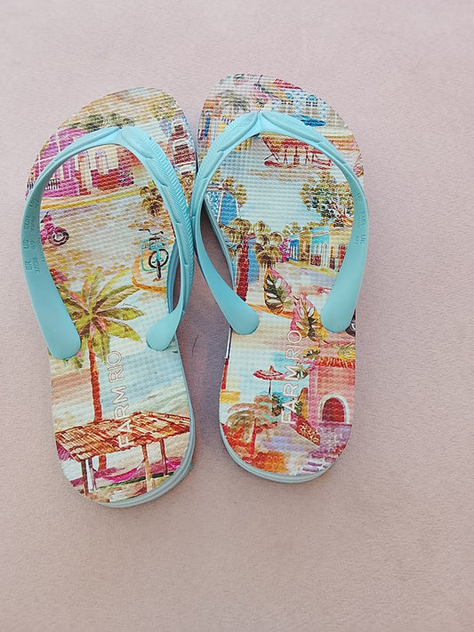 Chinelo Flat Farm azul, sandália confortável com sola plana, ideal para uso casual e verão.