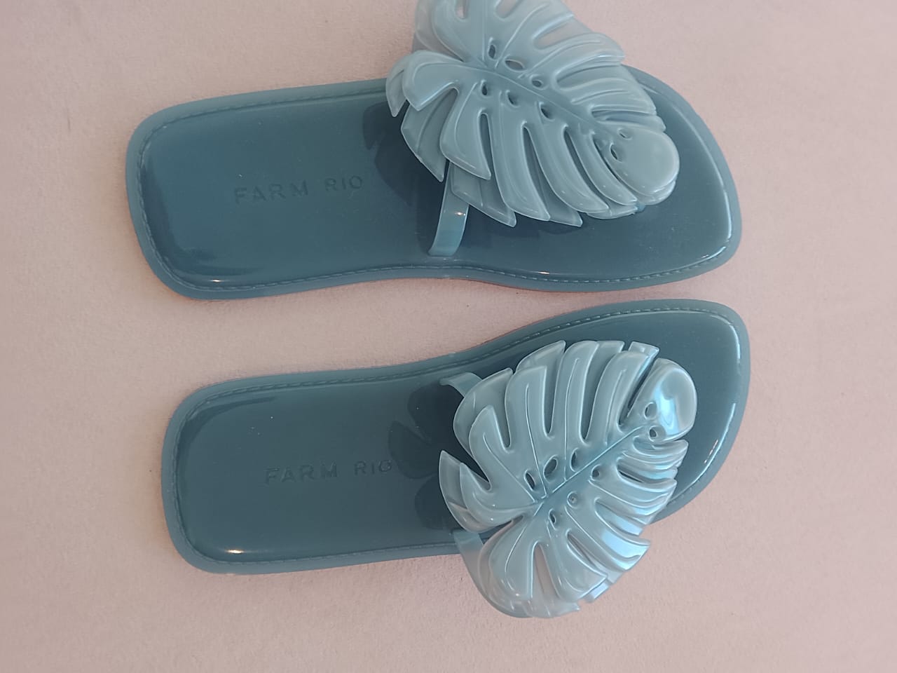 Sandália rasteira Farm Jellys azul claro, confortável, feita de material transparente, ideal para uso casual e verão.