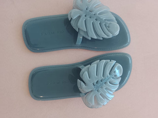 Sandália rasteira Farm Jellys azul claro, confortável, feita de material transparente, ideal para uso casual e verão.