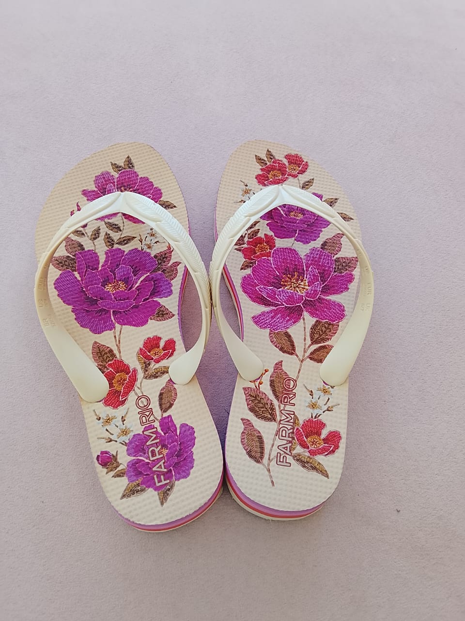 Chinelo flat Farm com estampa floral, sandália confortável de sola plana, ideal para looks casuais e verão.