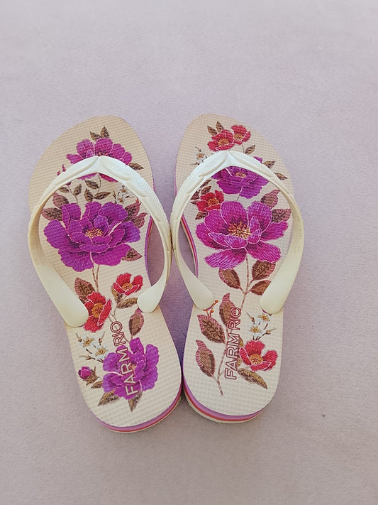 Chinelo flat Farm com estampa floral, sandália confortável de sola plana, ideal para looks casuais e verão.