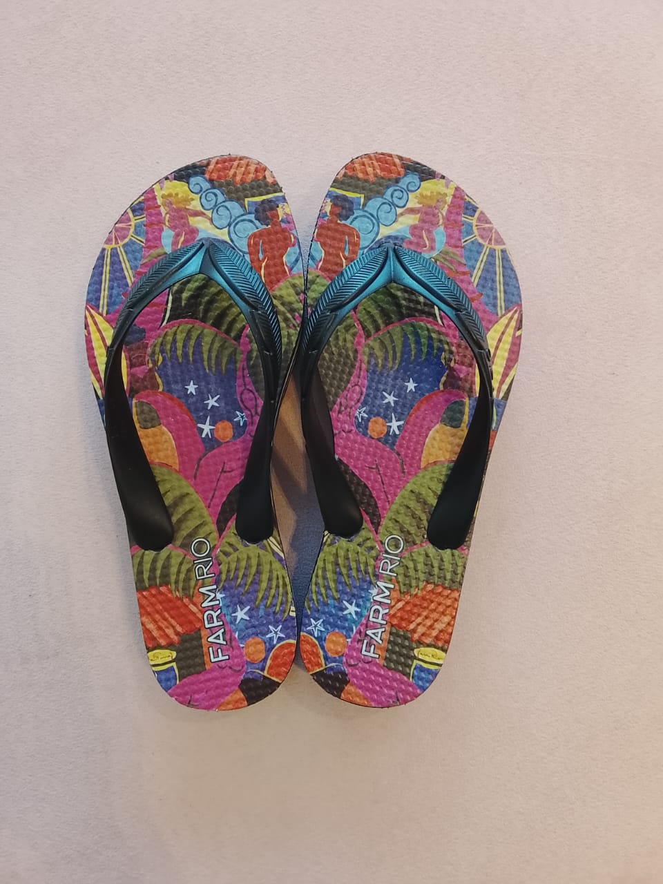 Sandália Flat Farm preta, estilo chinelo, com design confortável e elegante, ideal para o uso diário.