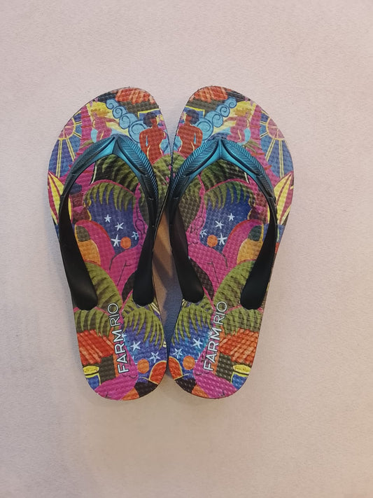 Sandália Flat Farm preta, estilo chinelo, com design confortável e elegante, ideal para o uso diário.