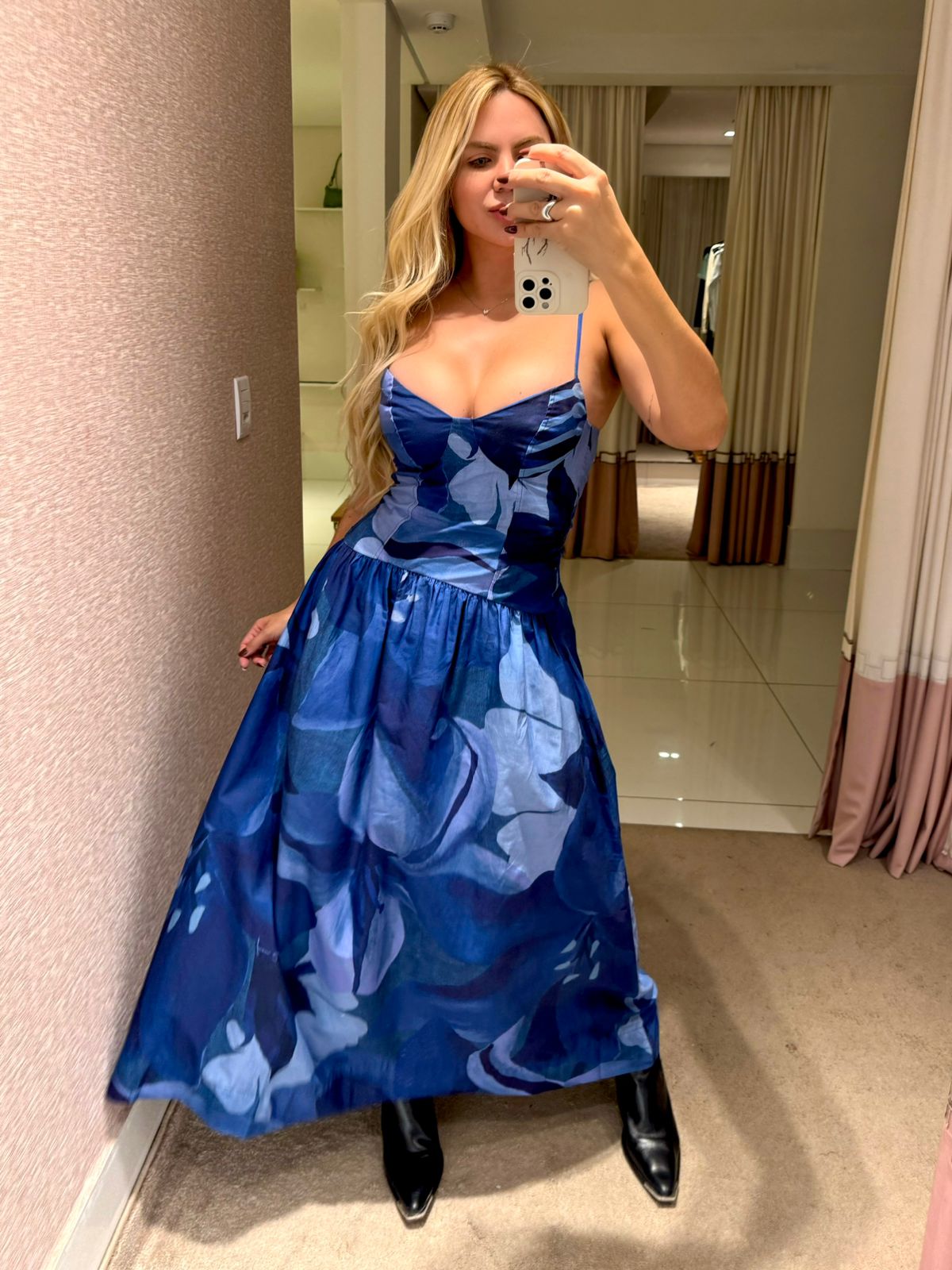 Vestido Farm Aquarela Floral Azul, vestido feminino com estampa colorida e detalhes delicados, ideal para ocasiões casuais.