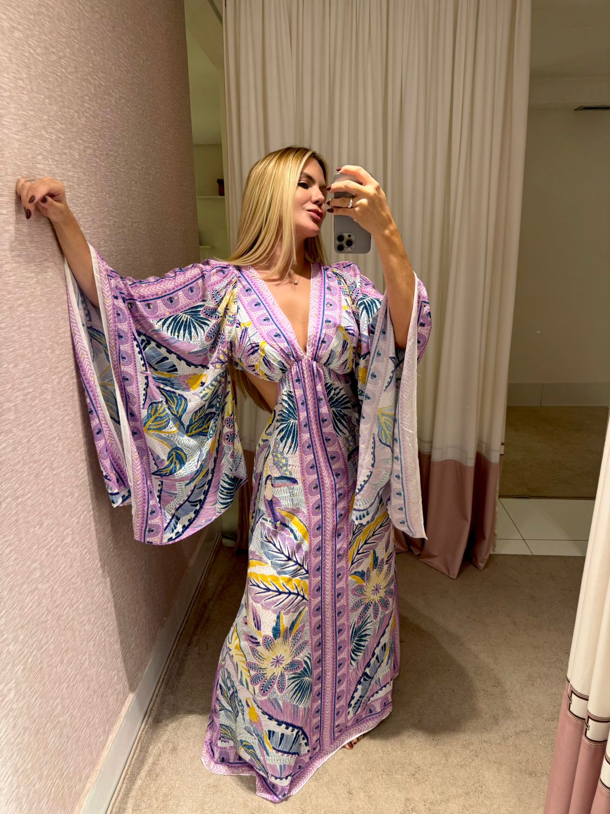 Vestido longo da Farm com estampa de tucano e padrão tapete, tecido leve e cores vibrantes, para looks elegantes e descontraídos.