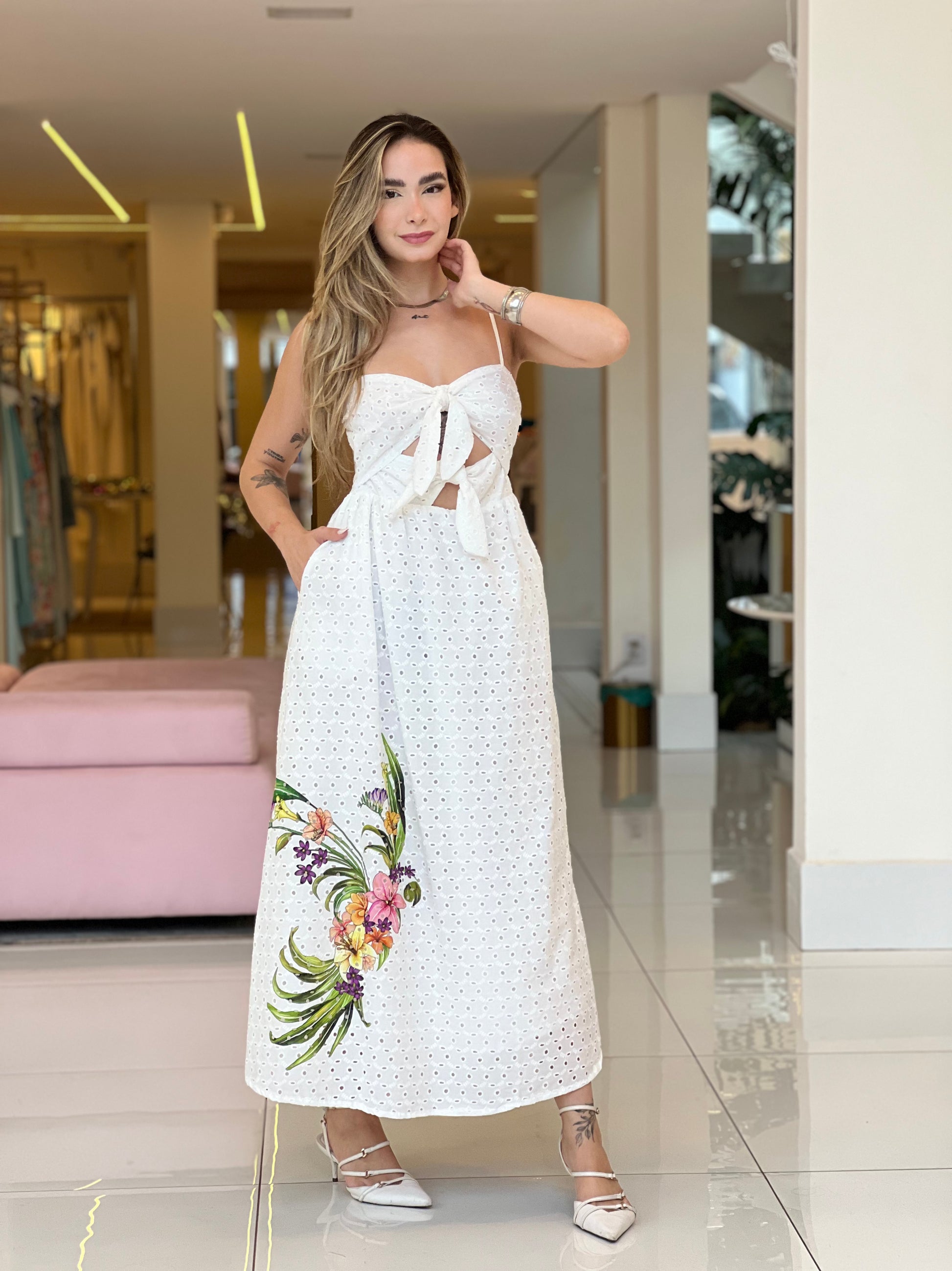 Vestido midi branco da Farm com estampa de pássaro em flor, tecido leve e confortável, ideal para ocasiões especiais.