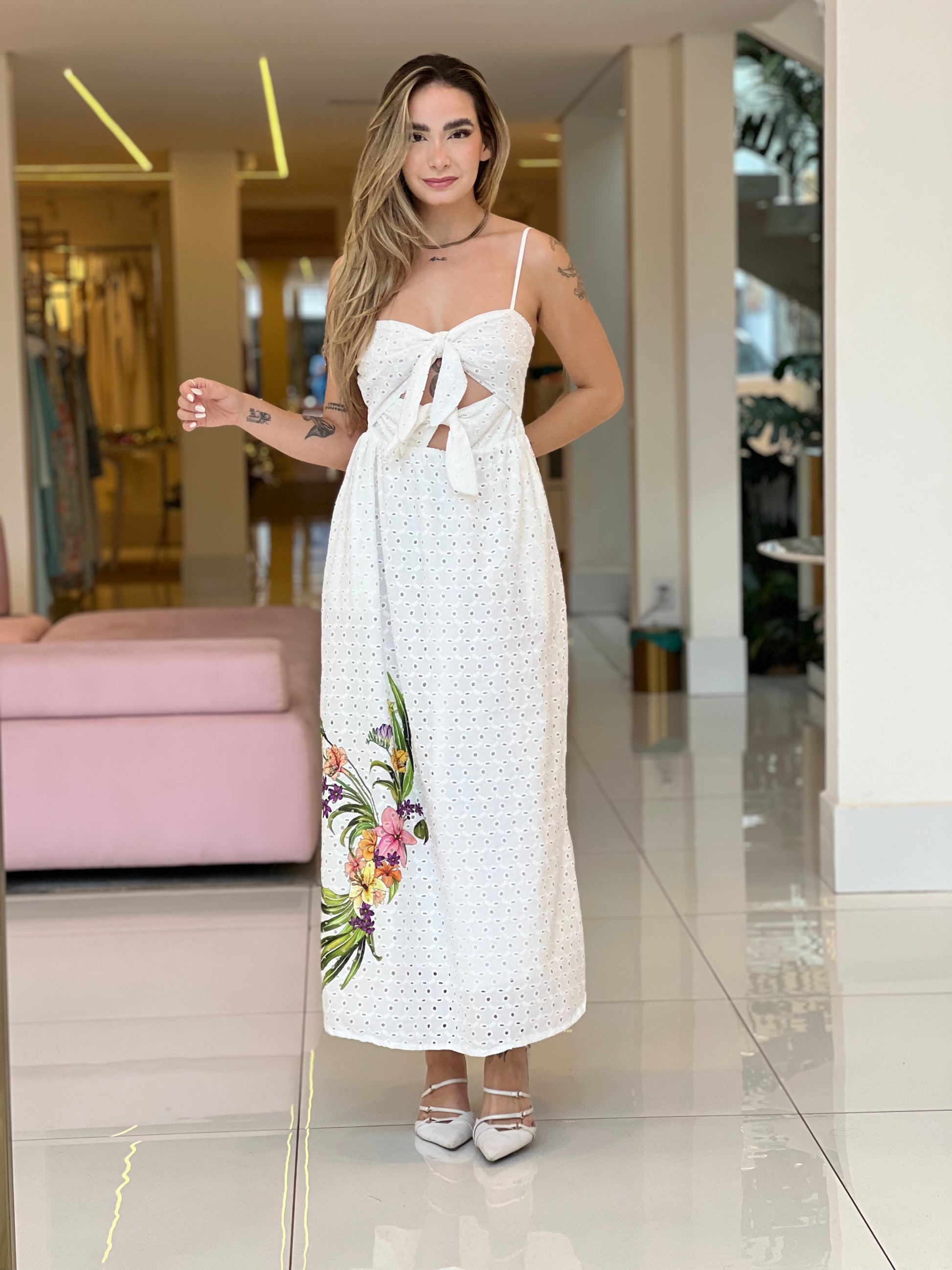Vestido midi branco da Farm com estampa de pássaro em flor, modelo longo e elegante, ideal para ocasiões especiais.