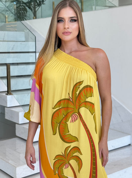 Vestido Coqueiro Um Ombro Farm em amarelo, vestido feminino com ombro único, tecido leve e estilo tropical.