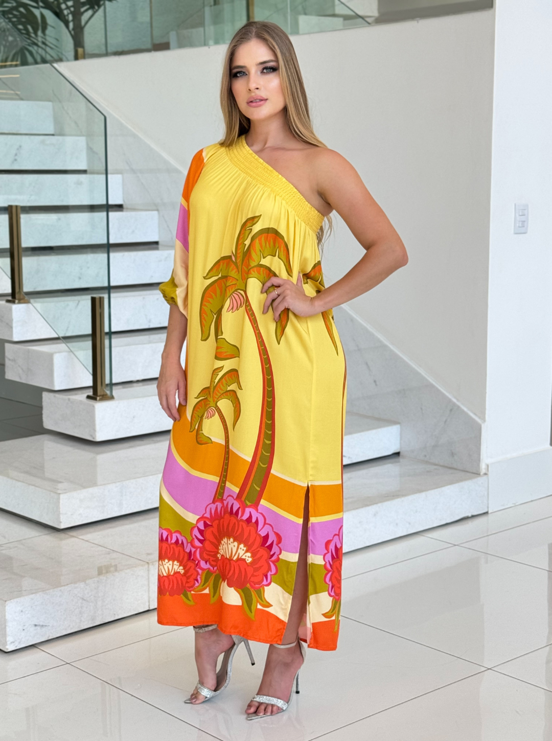 Vestido amarelo Farm Coqueiro Um Ombro, vestido feminino com detalhe de um ombro, tecido leve e estilo casual.