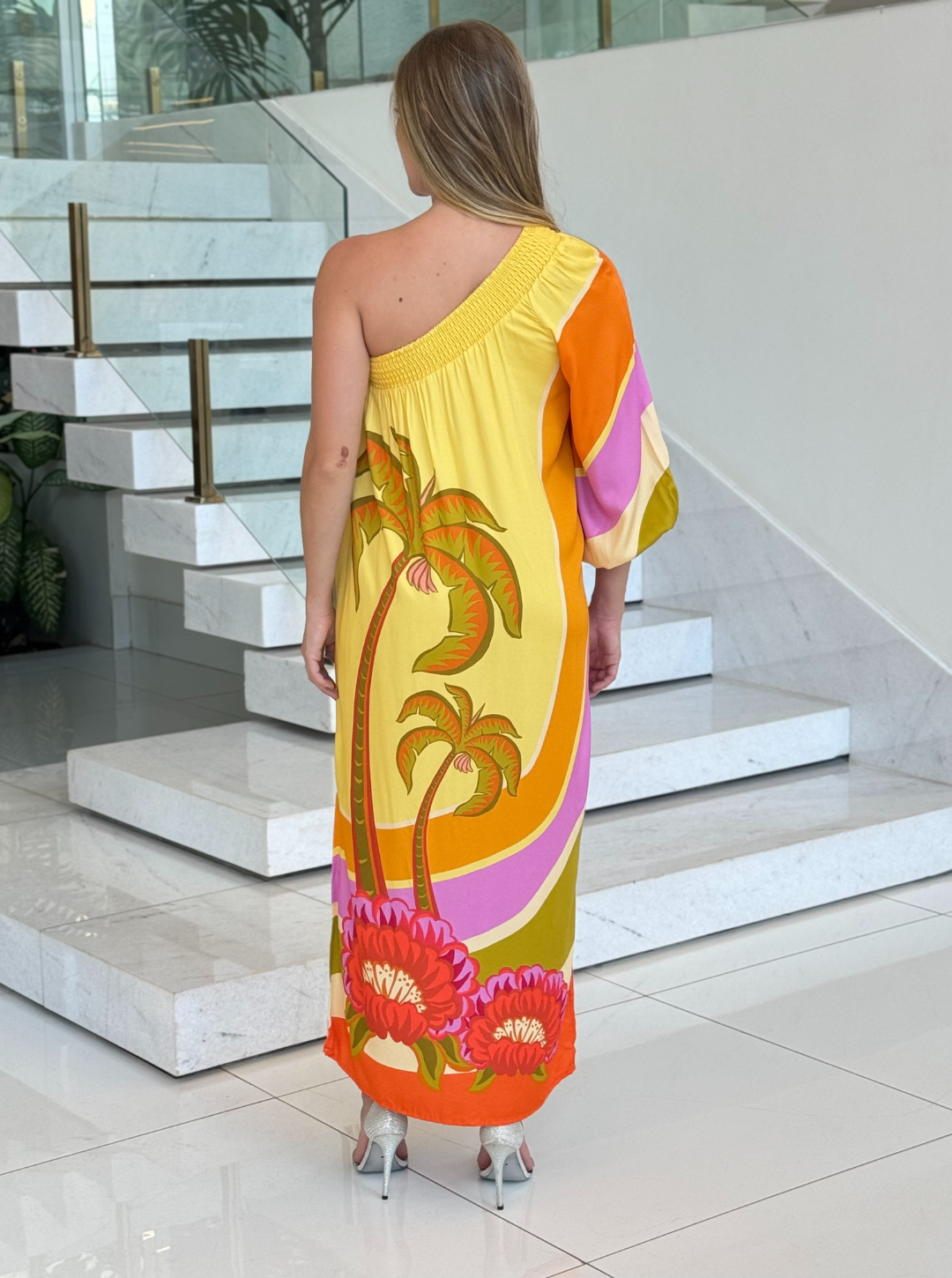 Vestido Farm Coqueiro Um Ombro amarelo, feminino, com estampa de coqueiro, vestido casual e confortável.