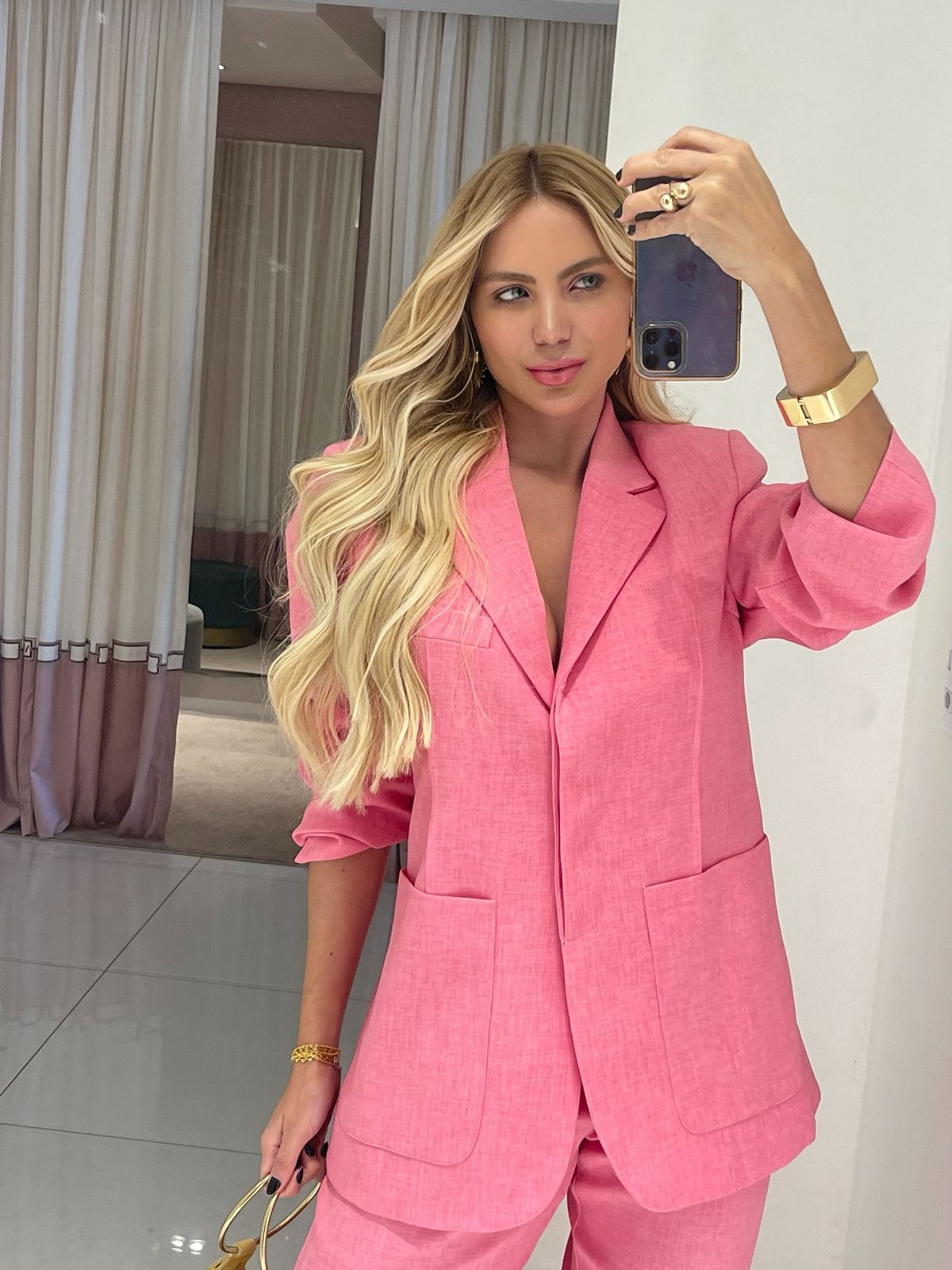 Blazer de alfaiataria rosa da Ginger, modelo casulo com detalhes de libélula, visível na imagem.