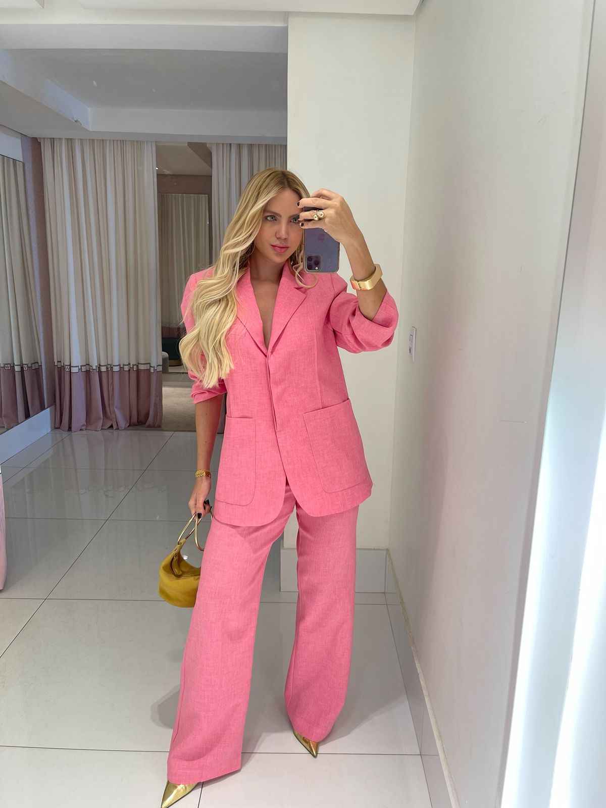 Blazer rosa Ginger com calça reta Casulo Libélula, modelo elegante, feito de tecido suave e confortável, para looks sofisticados.