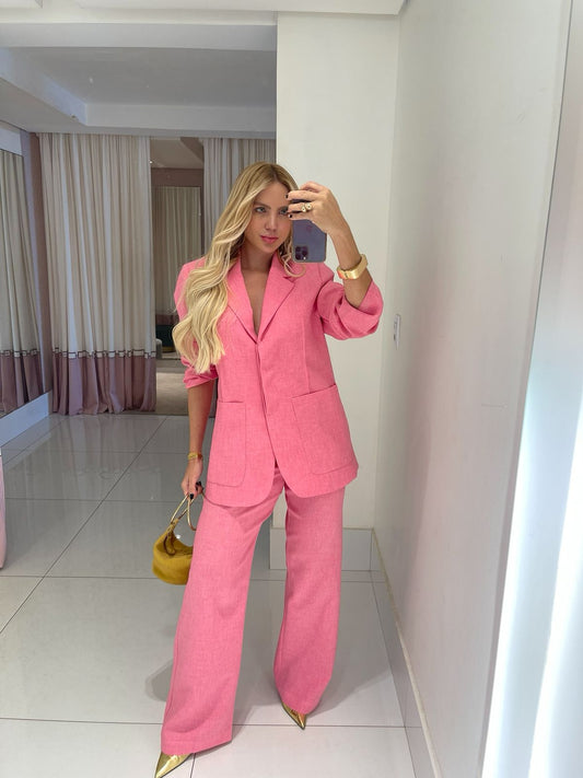 Blazer rosa Ginger com calça reta Casulo Libélula, modelo elegante, feito de tecido suave e confortável, para looks sofisticados.