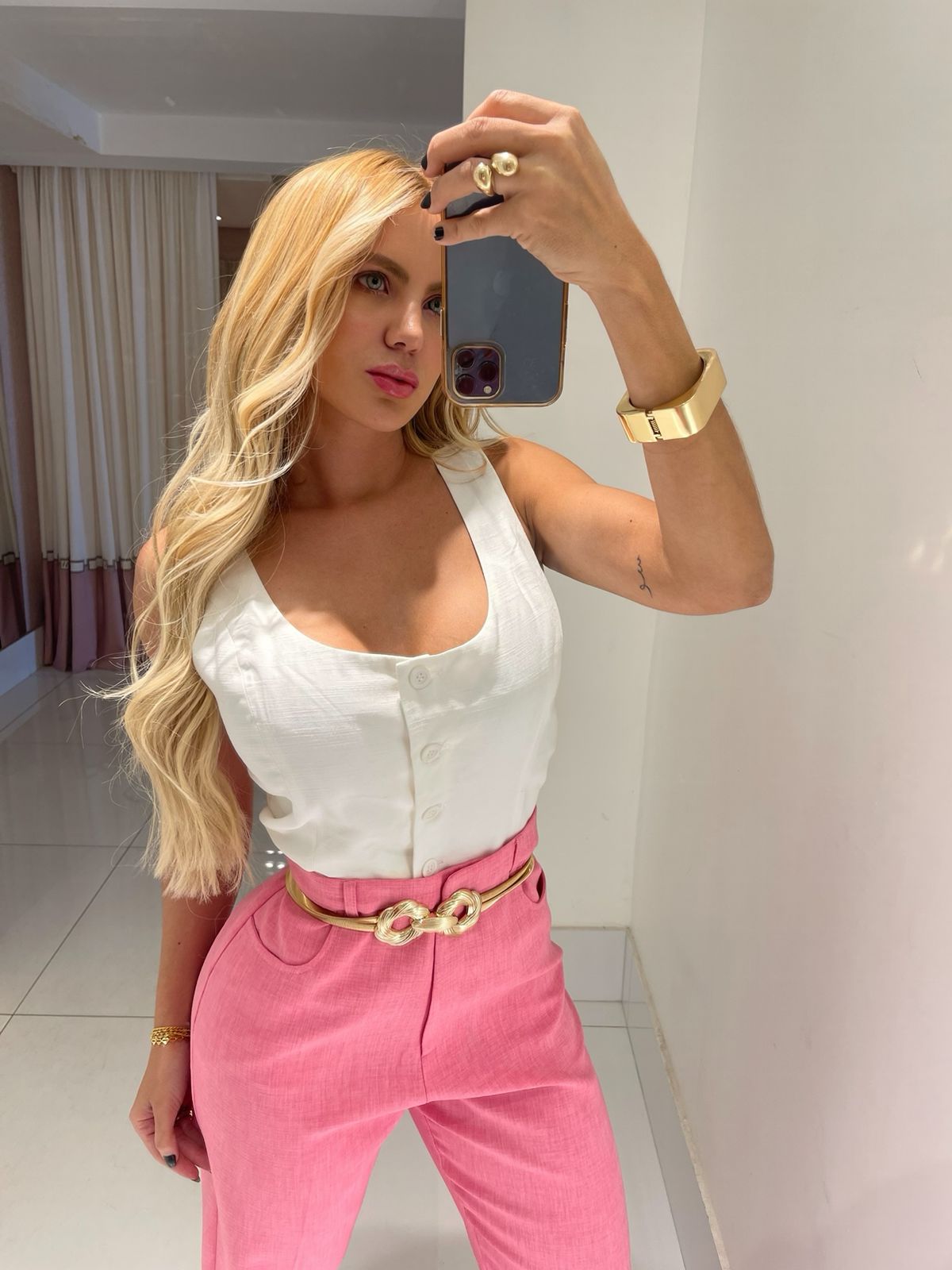 Blazer rosa Ginger com calça reta Casulo Libélula, conjunto elegante e moderno para looks casuais e formais.