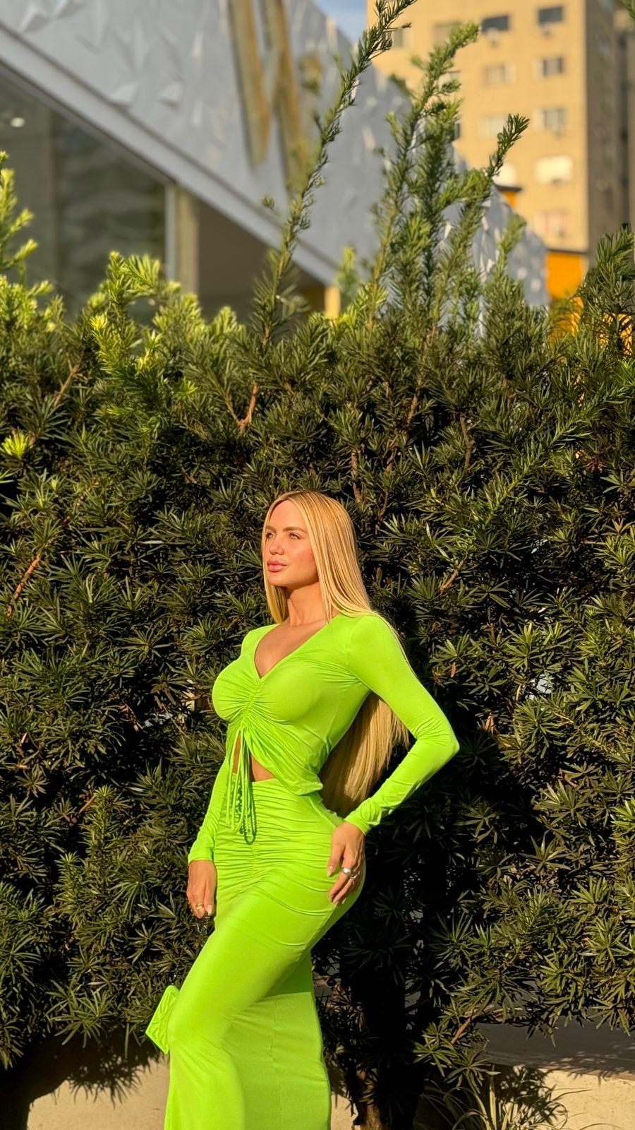 Blusa de manga longa verde abacate da marca Ginger, modelo Nevada Mareh, feita em tecido leve e confortável.