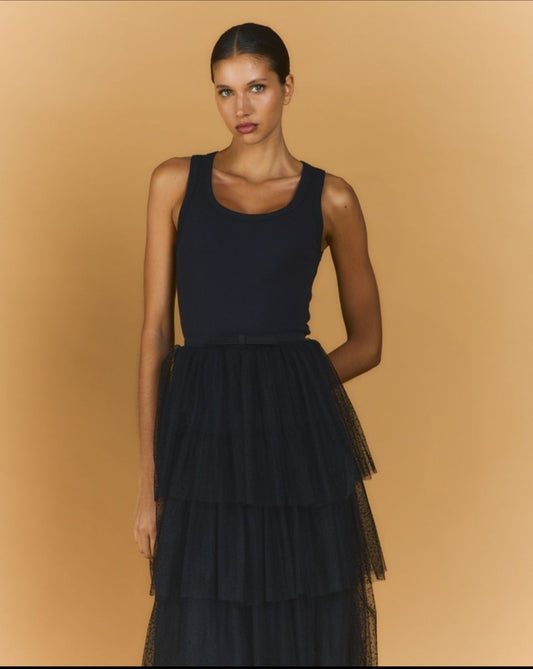 Saia midi preta Ginger Portes Mareh com detalhes de aberturas na frente, tecido leve e elegante, para looks casuais e sofisticados.