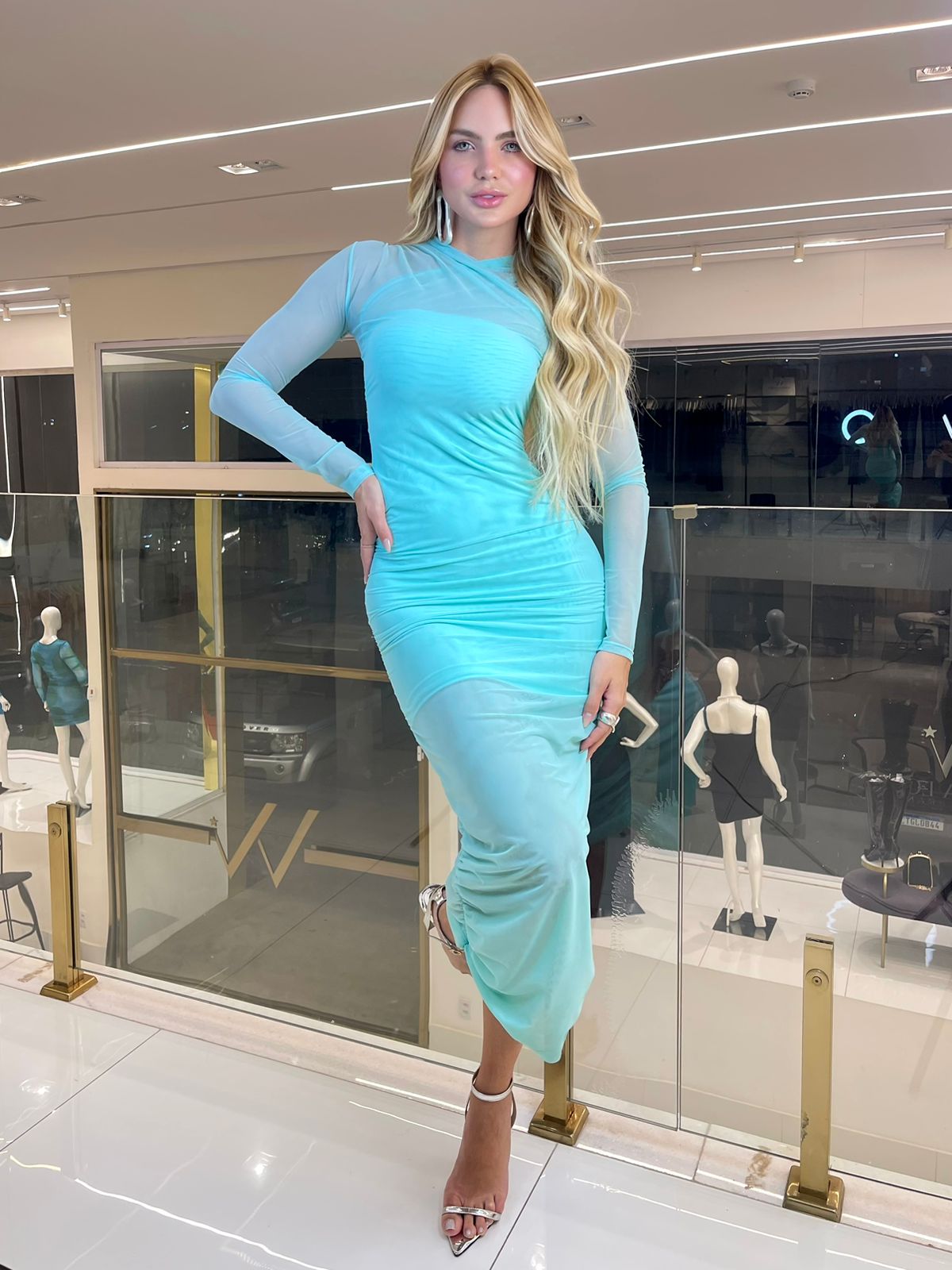 Vestido midi azul da Ginger, estilo Mareh, com detalhes elegantes e tecido leve, ideal para ocasiões variadas.