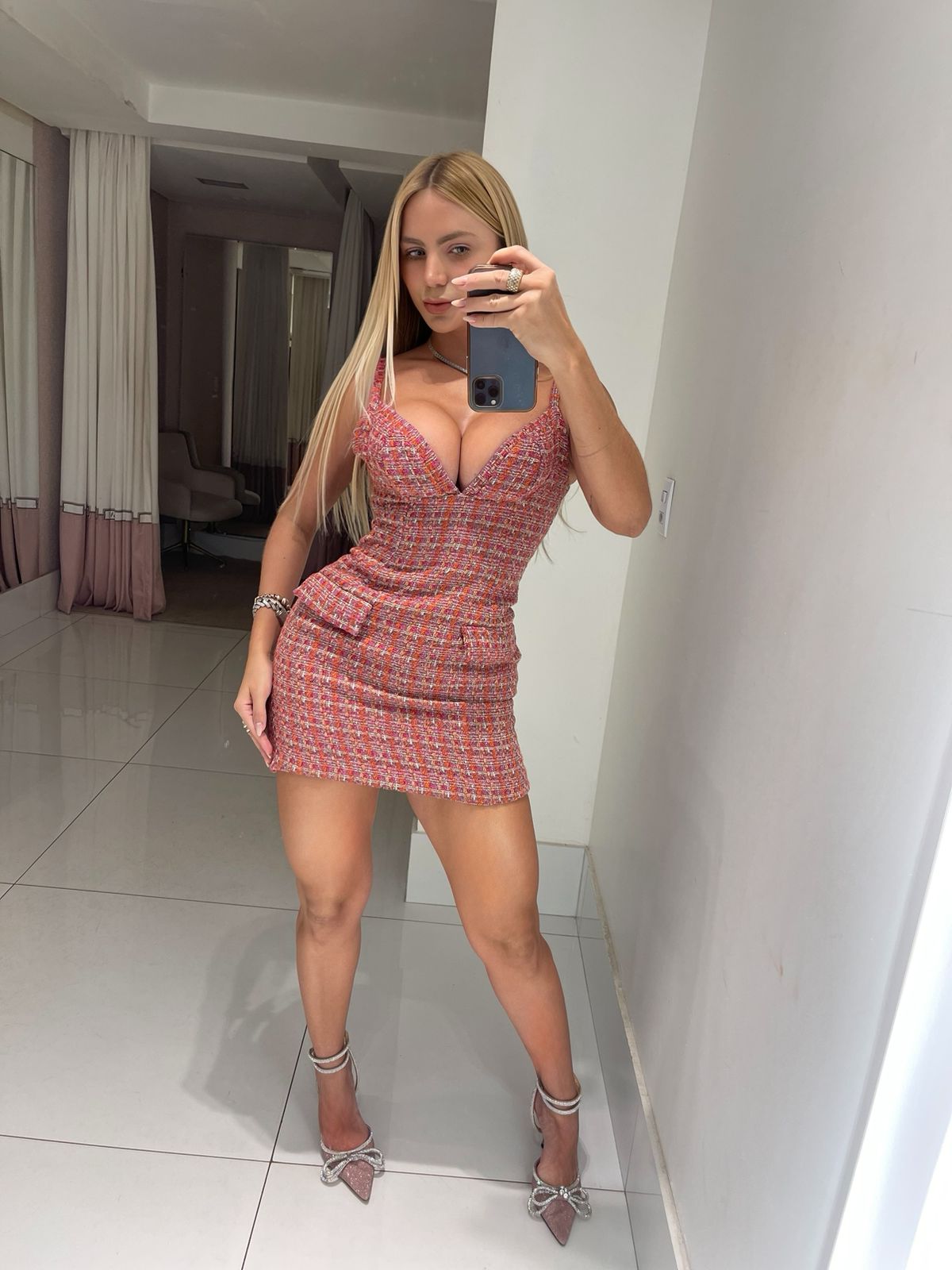 Vestido Aurora da Ginger, vestido multicolorido com detalhes vibrantes, tecido leve e elegante para ocasiões especiais.