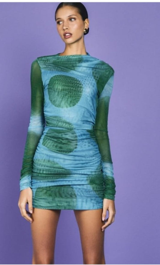 Vestido curto franzido Caravela da Ginger em tecido verde abacate, com detalhe franzido na cintura e comprimento acima do joelho.