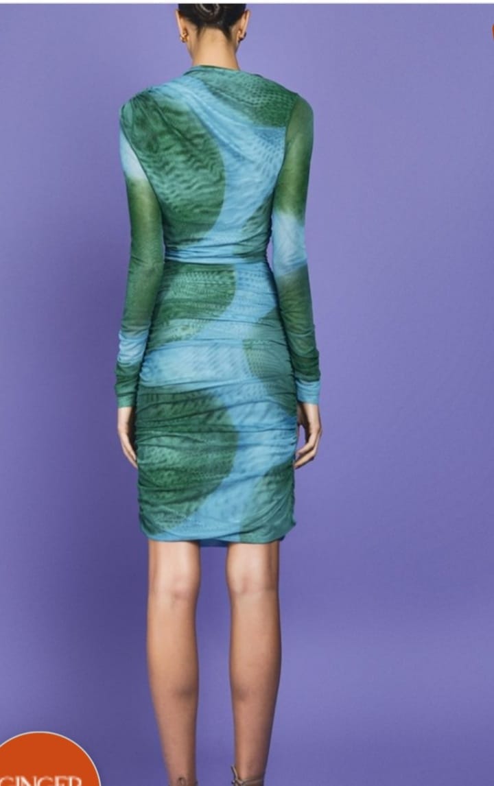 Vestido curto franzido Caravela da Ginger em tecido verde abacate, com detalhe franzido na saia, estilo casual e elegante.