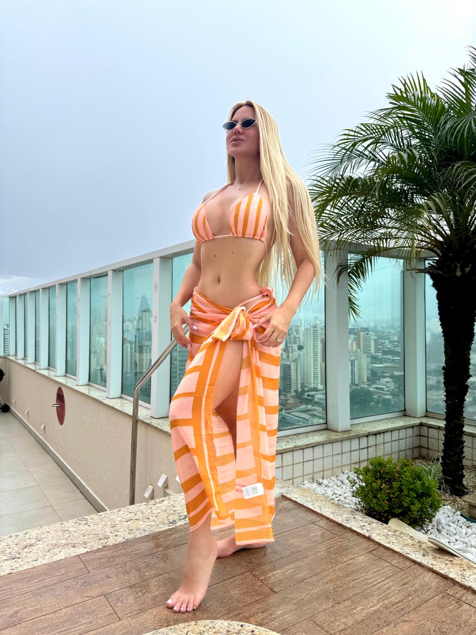 Biquíni cortininha Lopz com listras coloridas, estilo Poesia, com top e calcinha ajustáveis, ideal para praia e piscina.
