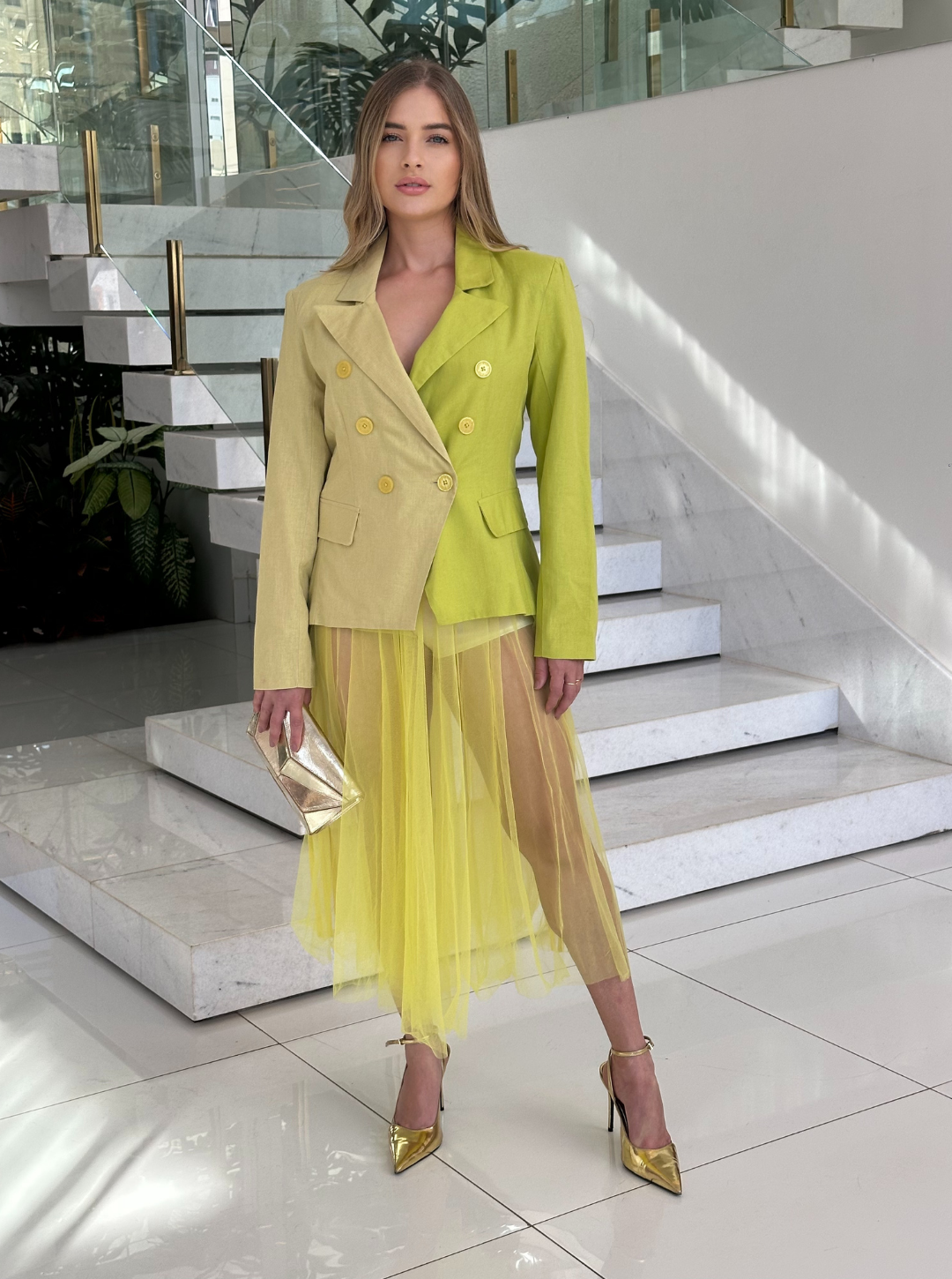 Blazer de linho bicolor verde da Lopz, modelo Lais, com corte clássico e detalhes elegantes para um visual sofisticado.