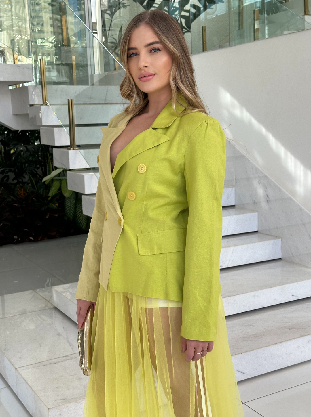 Blazer de linho bicolor Lais da Lopz, na cor verde, com acabamento elegante e design moderno para looks casuais e formais