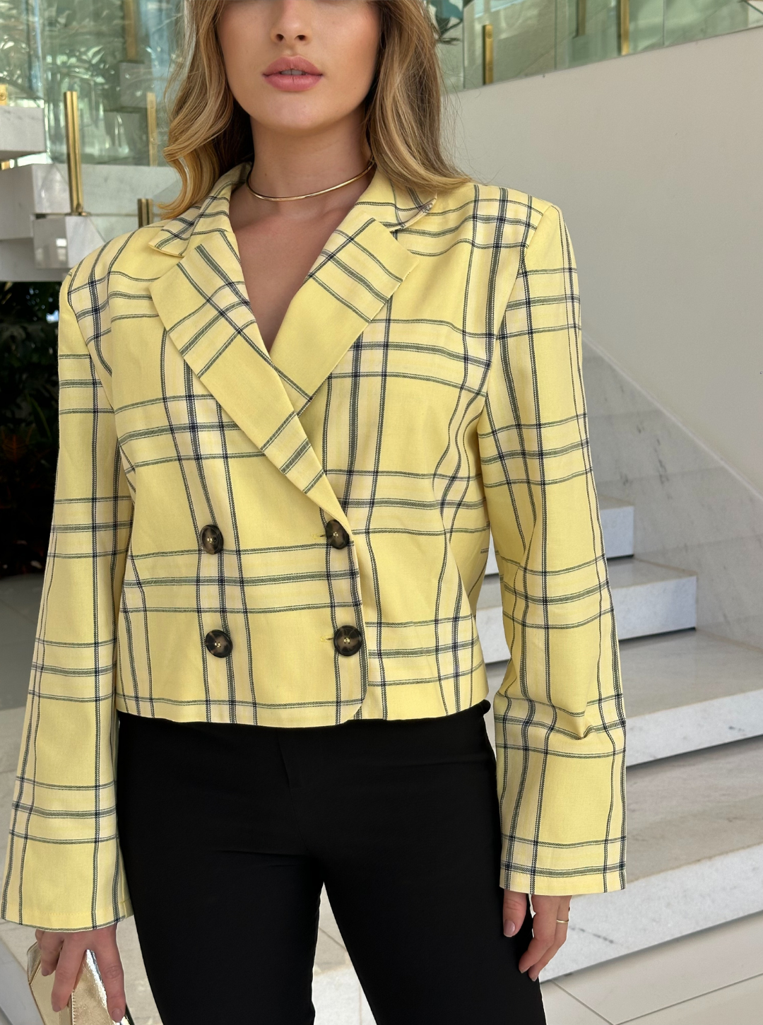 Blazer Xadrez Lopz Andressa, blazer feminino com estampa xadrez em tecido leve e elegante, ideal para ocasiões casuais ou formais.