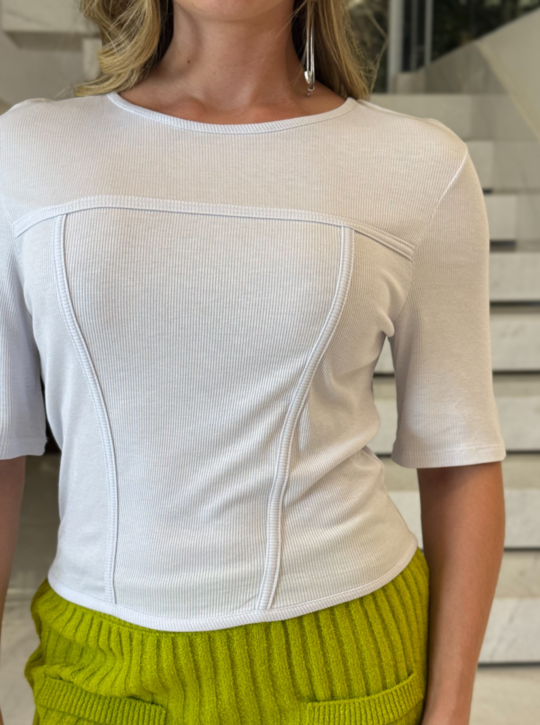 Blusa casual branca da marca Lopz, modelo Bianca, com tecido confortável e design simples para uso diário.