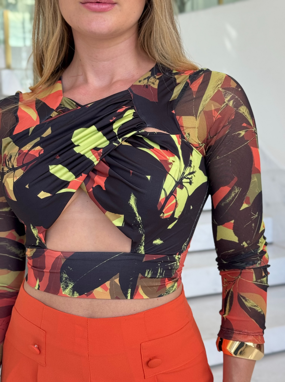 Blusa floral Lopz Scarlat com estampa colorida, tecido leve e detalhe de mangas 3/4, para looks femininos e elegantes.