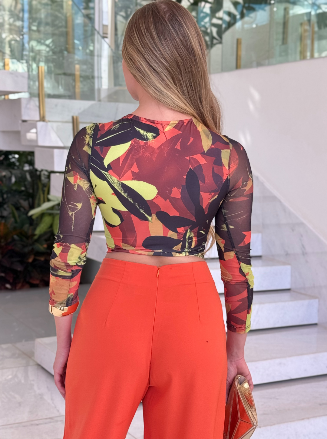Blusa floral Lopz Scarlat com estampa colorida, gola redonda e mangas longas, tecido leve e confortável.