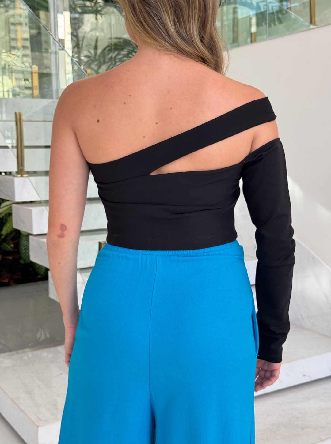 Blusa preta de manga com ombro só da marca Lopz, estilo casual e moderno, vista frontal em fundo neutro.