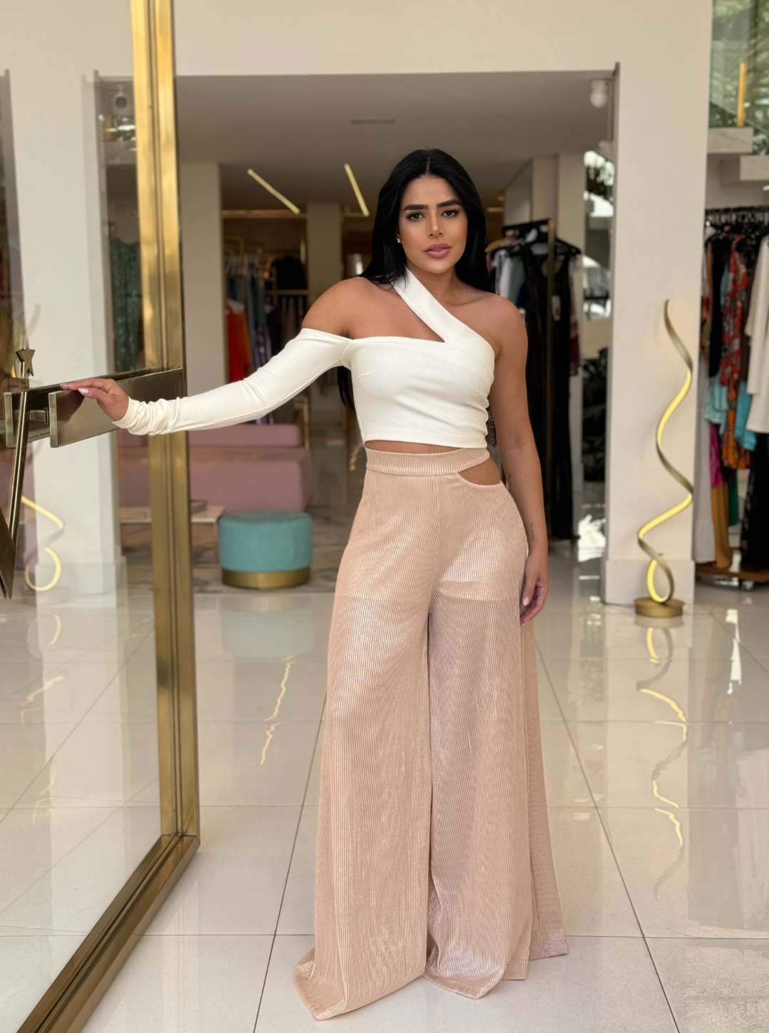 Blusa preta de manga com ombro só da marca Lopz, modelo elegante e casual, vista frontal com detalhes de ombro exposto.