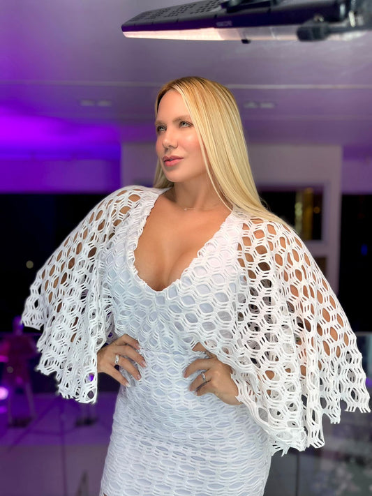 Corpo de mulher usando conjunto Lopz com manga em tela, ideal para banho e mar, em tecido leve e transparente.