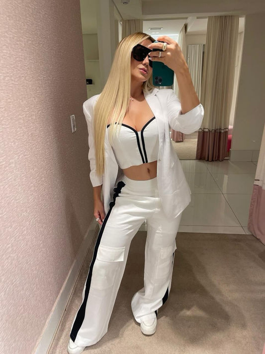 Calça Lopz Bicolo com bolsos brancos e pretos, estilo casual, tecido confortável, visual moderno e versátil para o dia a dia.