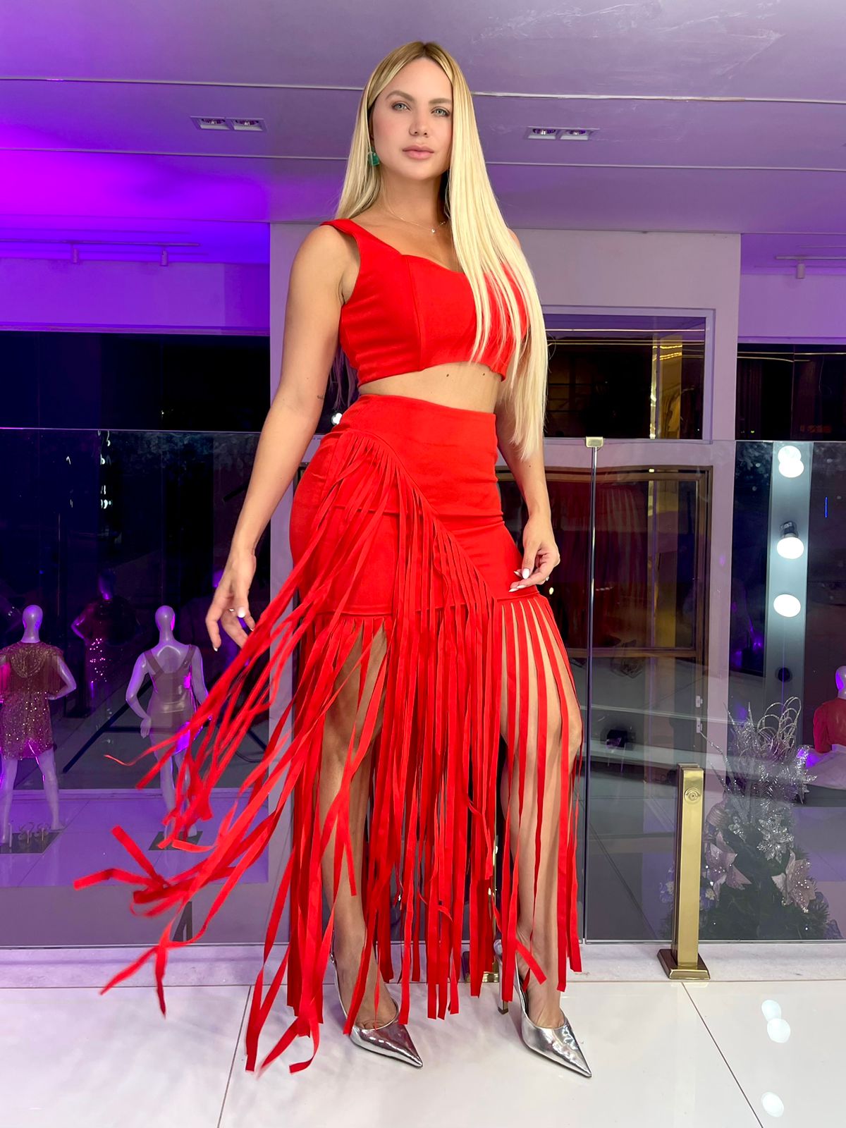 Saia midi vermelha da Lopz com franjas, estilo elegante e moderno, vista de lado mostrando detalhes do design.