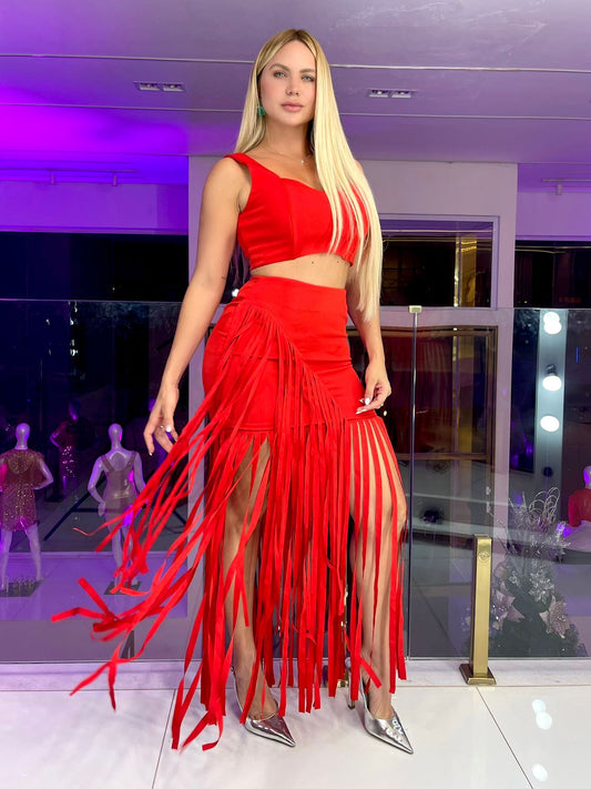 Saia midi vermelha da Lopz com franjas, estilo elegante e moderno, vista de lado mostrando detalhes do design.
