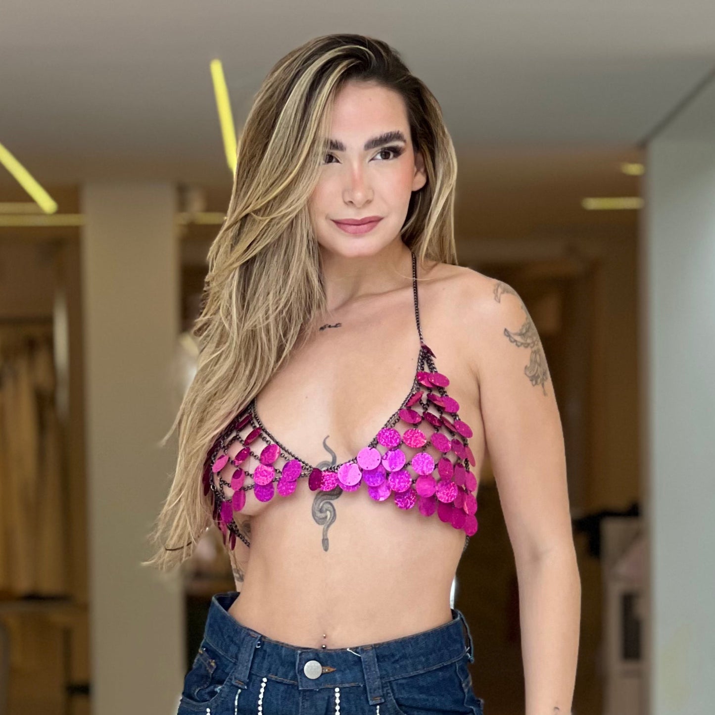 Top de argolas Lopz, peça de moda feminina, com design de argolas, tamanho único, feito para um estilo moderno e casual.
