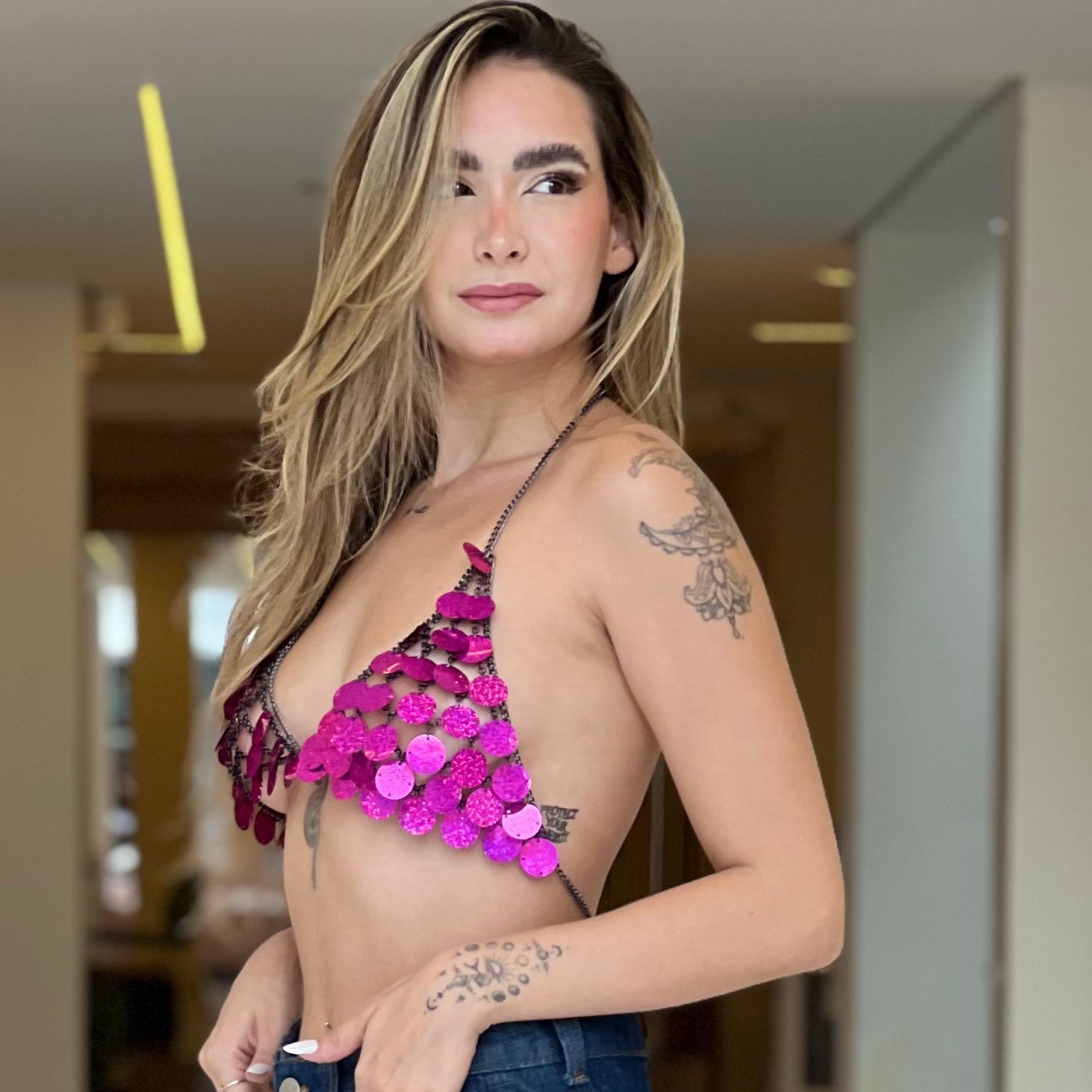 Top de argolas da Lopz, top feminino de tamanho único com detalhe de argolas visíveis na imagem.
